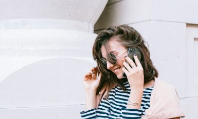 Femme qui porte une marinière et des lunettes de soleil