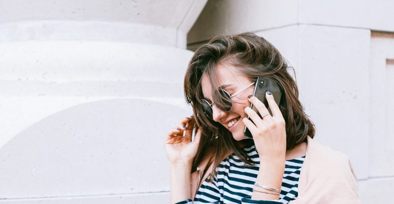 Femme qui porte une marinière et des lunettes de soleil